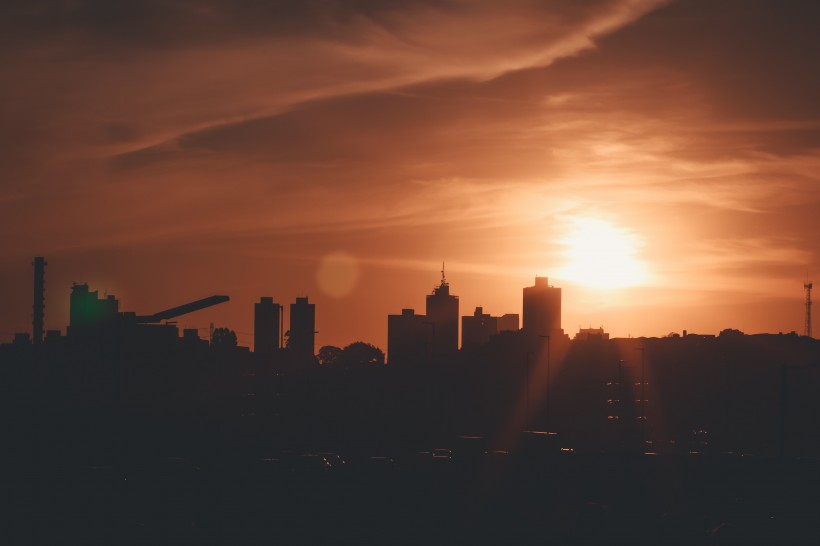 城市裡的夕陽景色圖片