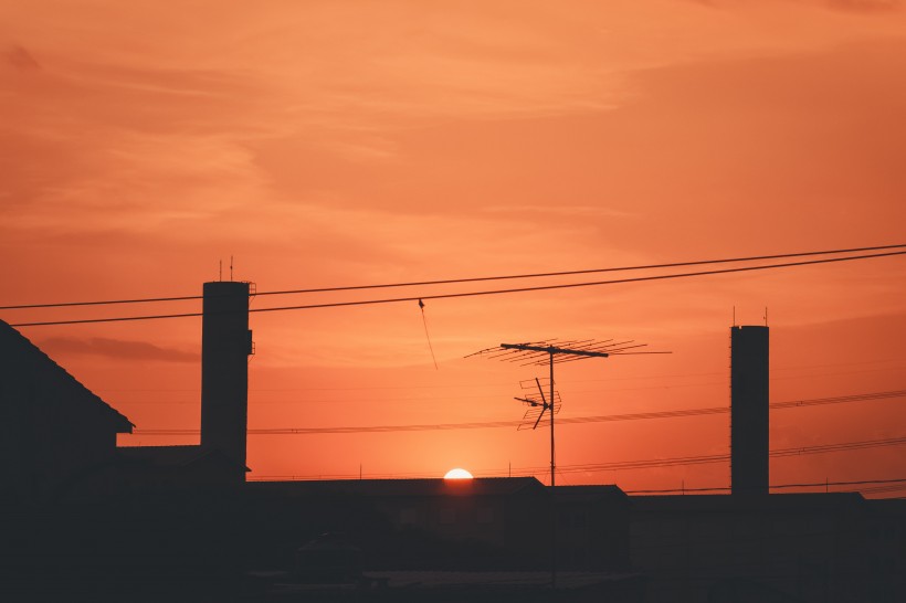 城市裡的夕陽景色圖片