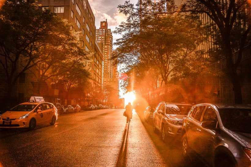 城市裡的夕陽景色圖片