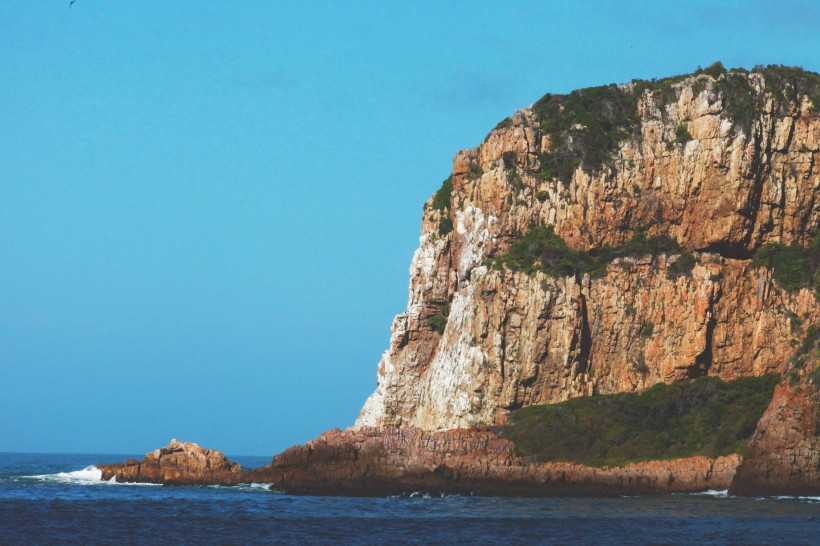 海邊陡峭的懸崖圖片