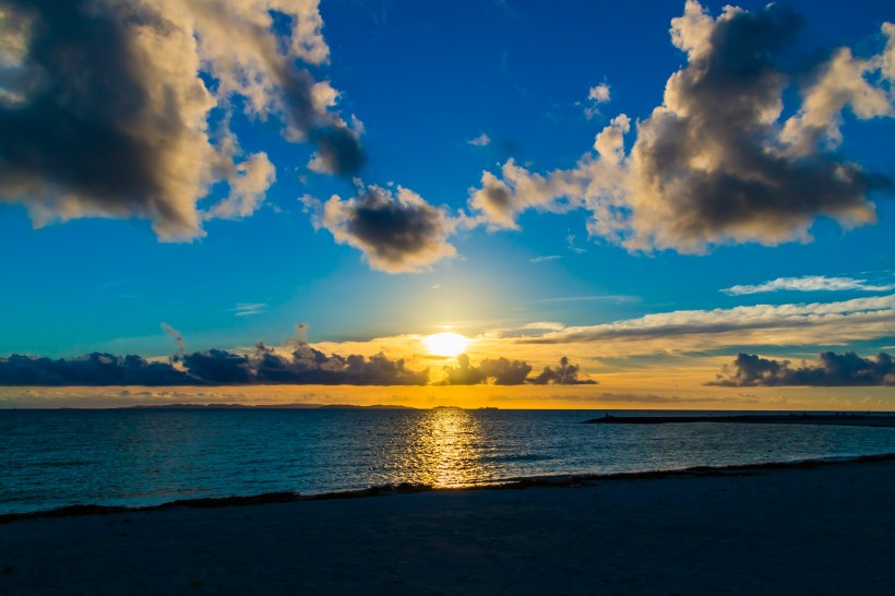 海平面的夕陽圖片