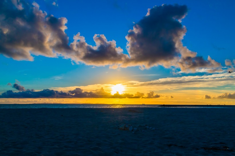 海平面的夕陽圖片