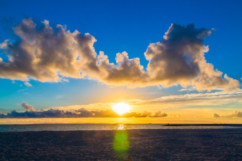 海平面的夕陽圖片