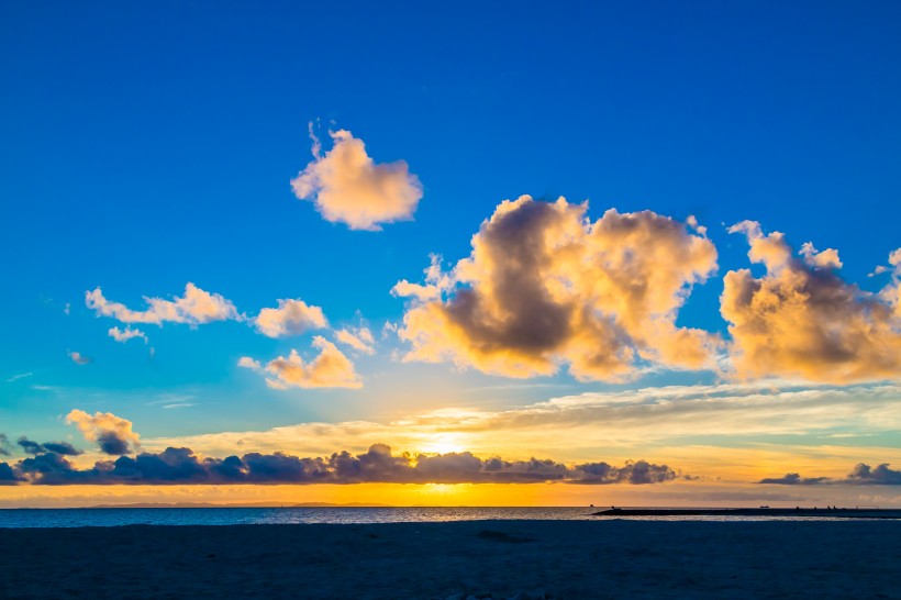 海平面的夕陽圖片