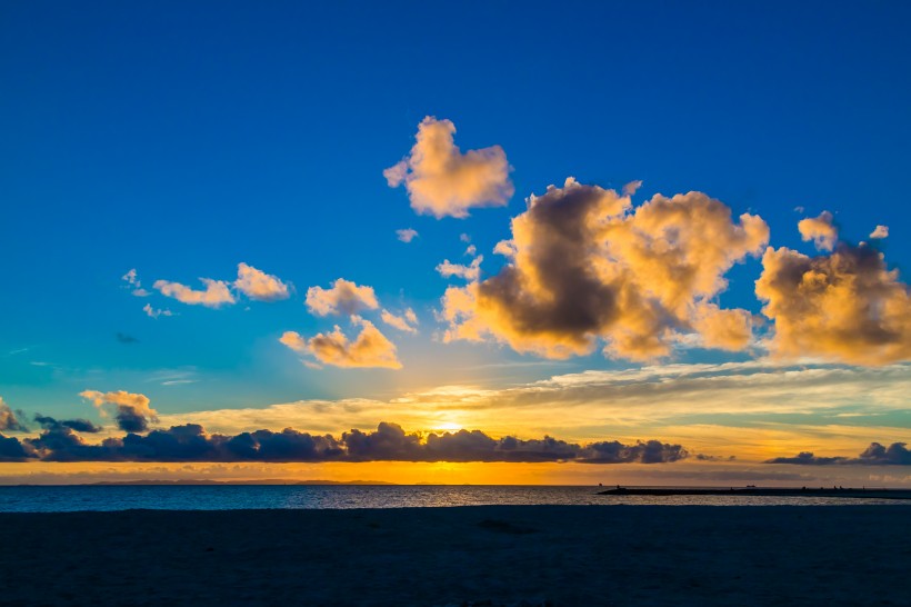 海平面的夕陽圖片