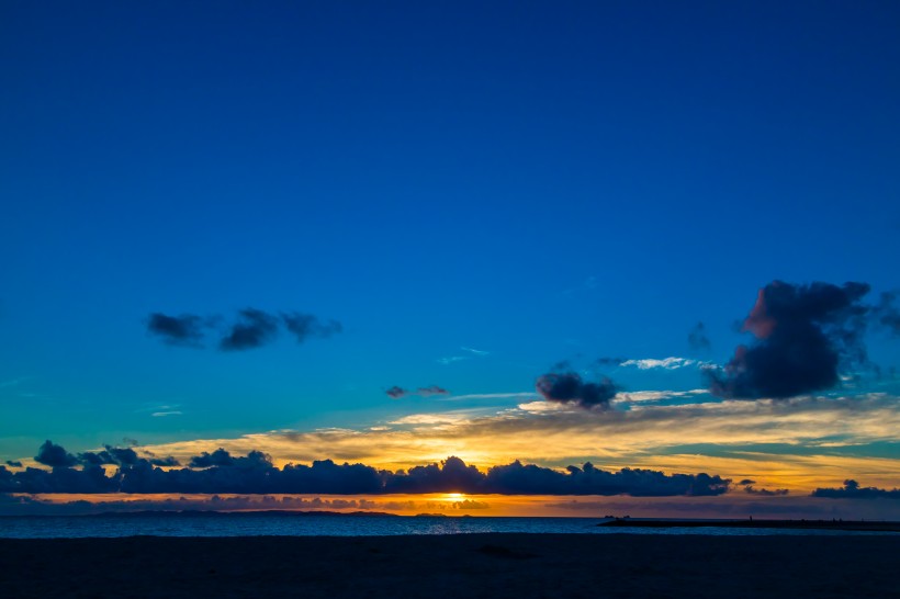 海平面的夕陽圖片