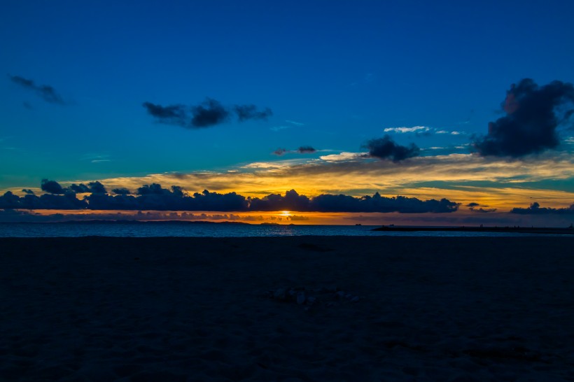 海平面的夕陽圖片