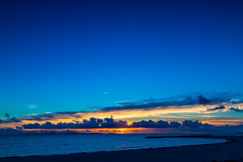 海平面的夕陽圖片
