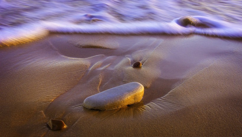 海灘上的鵝卵石圖片