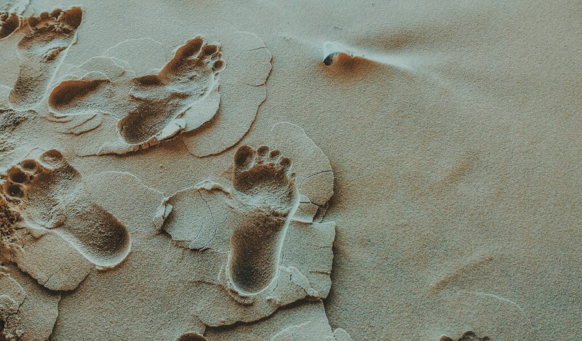 海灘上的腳印圖片