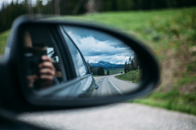 汽車後視鏡裡的風景圖片