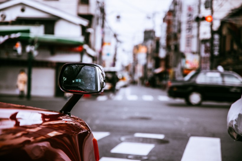 汽車後視鏡裡的風景圖片