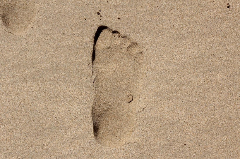 沙灘上的腳印高清圖片