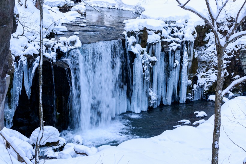 冬天結冰的瀑布圖片