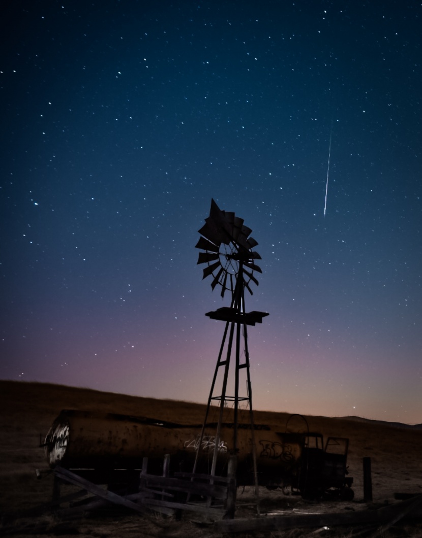 夜空中的流星圖片