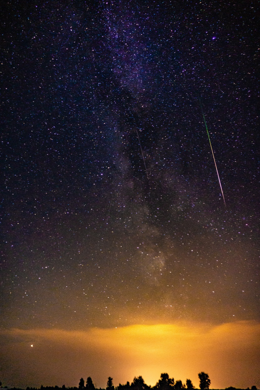 夜空中的流星圖片