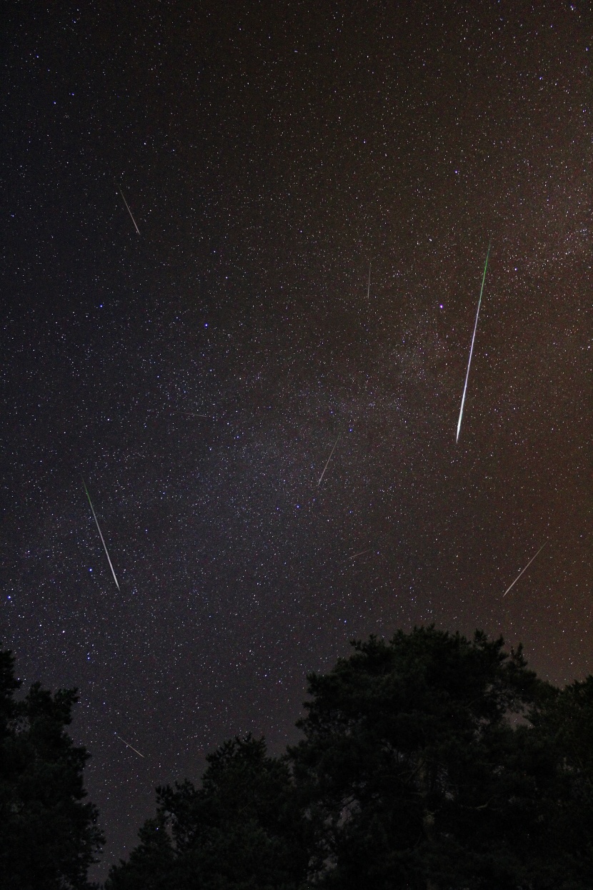 夜空中的流星圖片