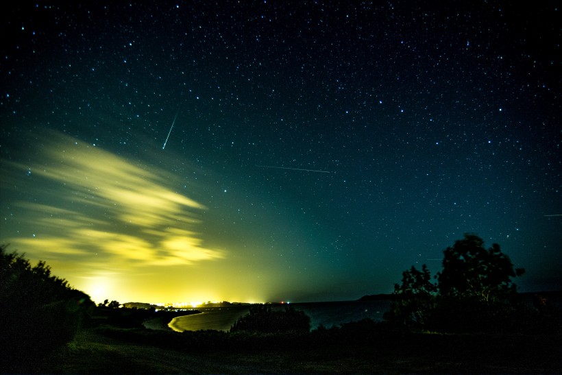 夜空中的流星圖片