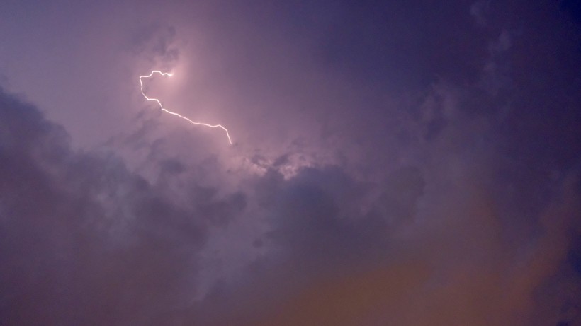 夜空中的閃電圖片