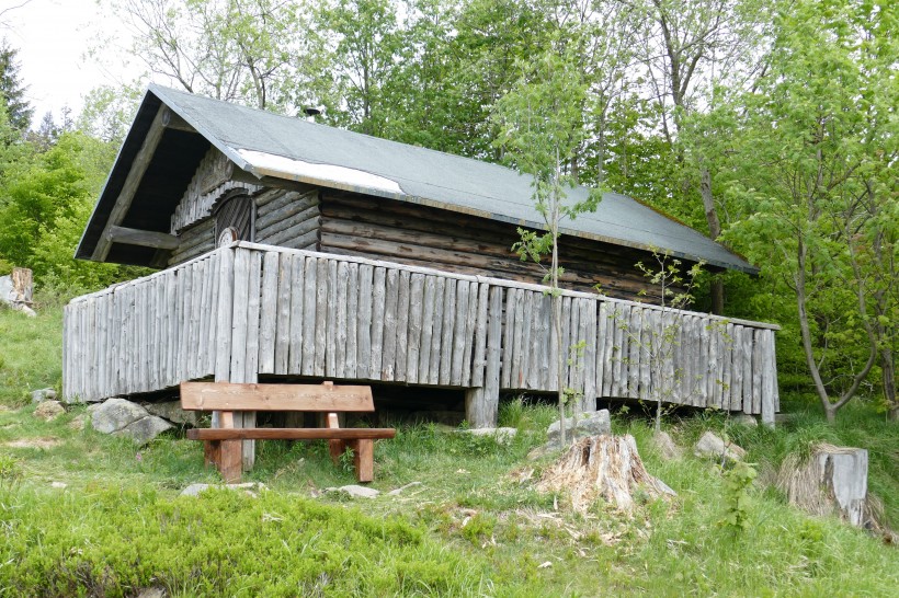 靜谧的山間小屋圖片