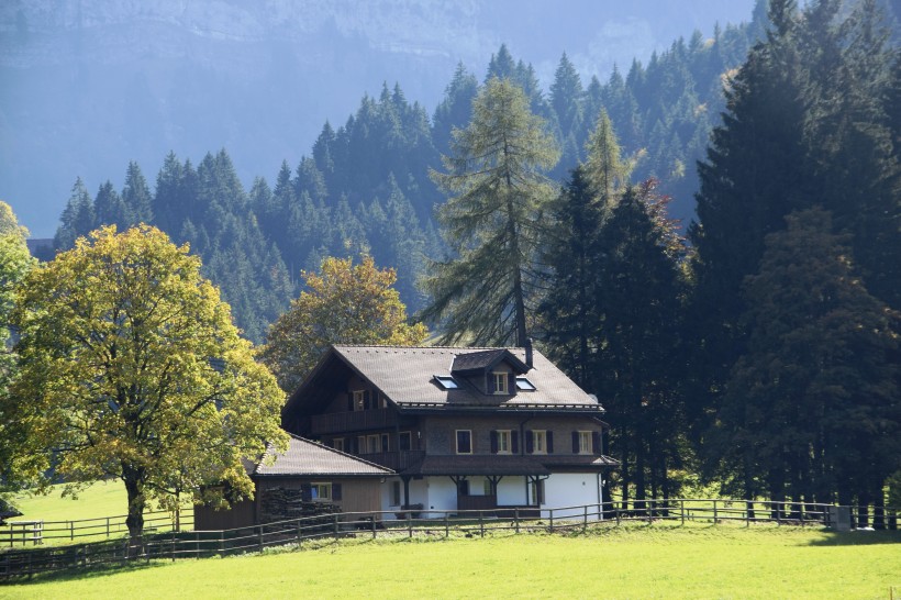 靜谧的山間小屋圖片