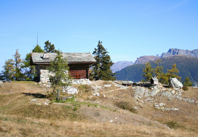 靜谧的山間小屋圖片