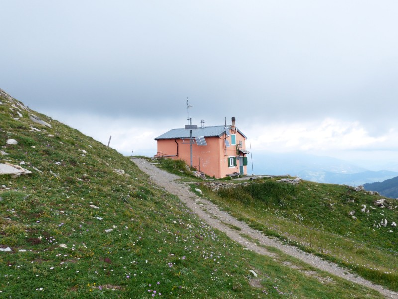 靜谧的山間小屋圖片