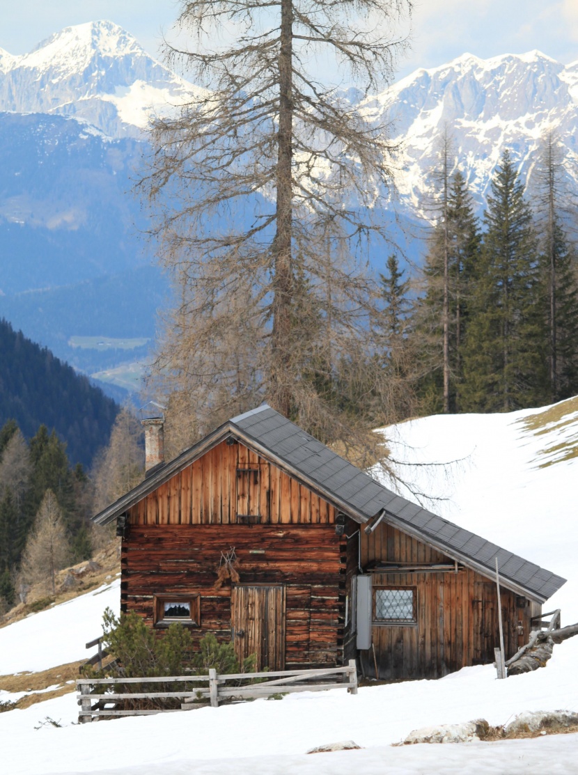 靜谧的山間小屋圖片