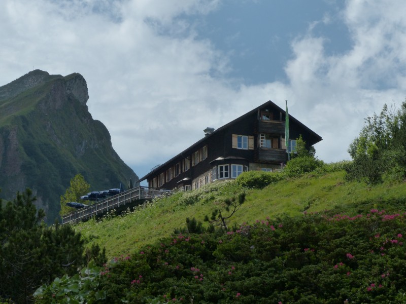 靜谧的山間小屋圖片