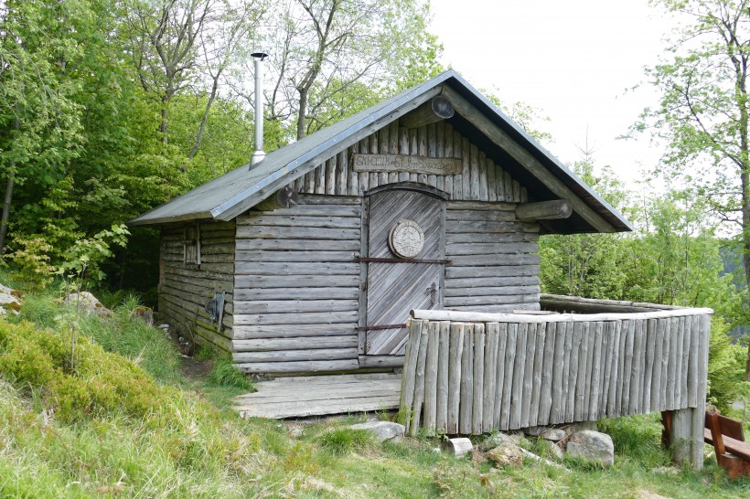 靜谧的山間小屋圖片