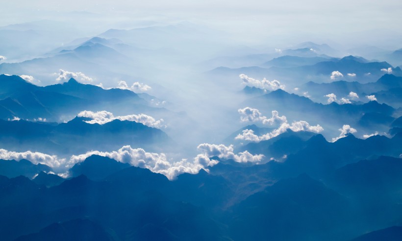 高聳入雲的山脈圖片