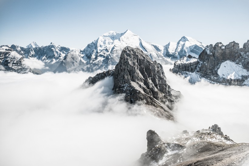 高聳入雲的山脈圖片