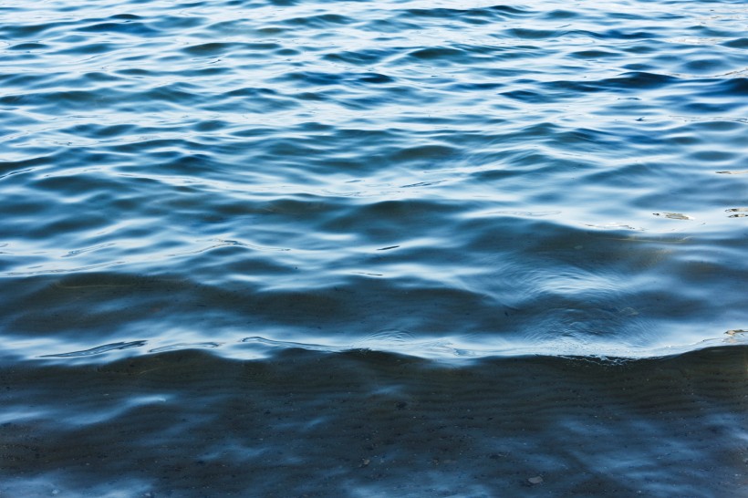 平靜水面高清圖片