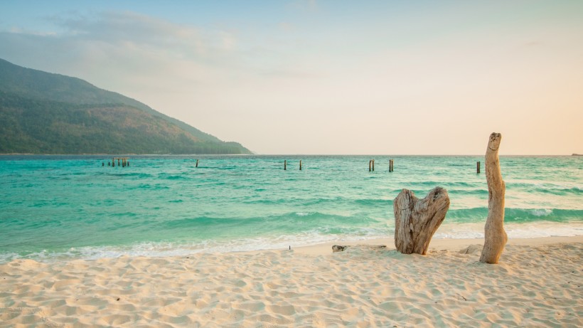 美麗的泰國海灘自然風景圖片