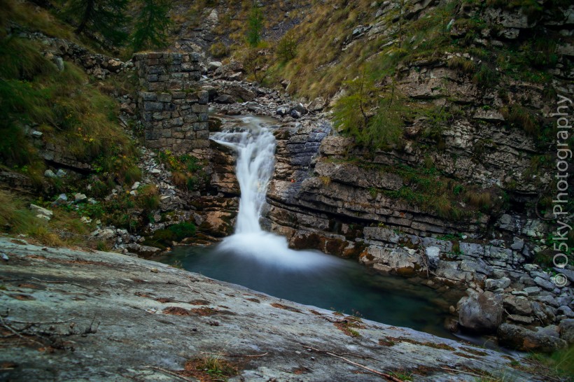 森林小溪山間流水圖片