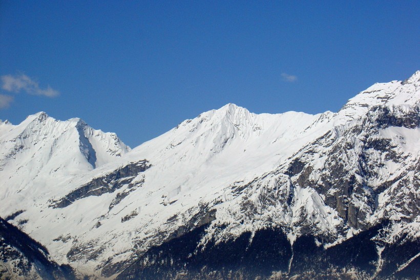 巍峨雄壯的雪山圖片