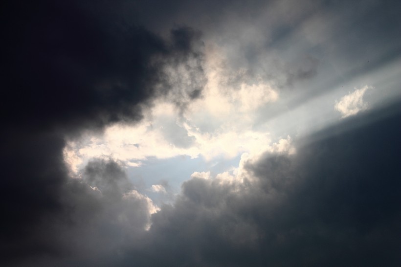 天空中的烏雲圖片