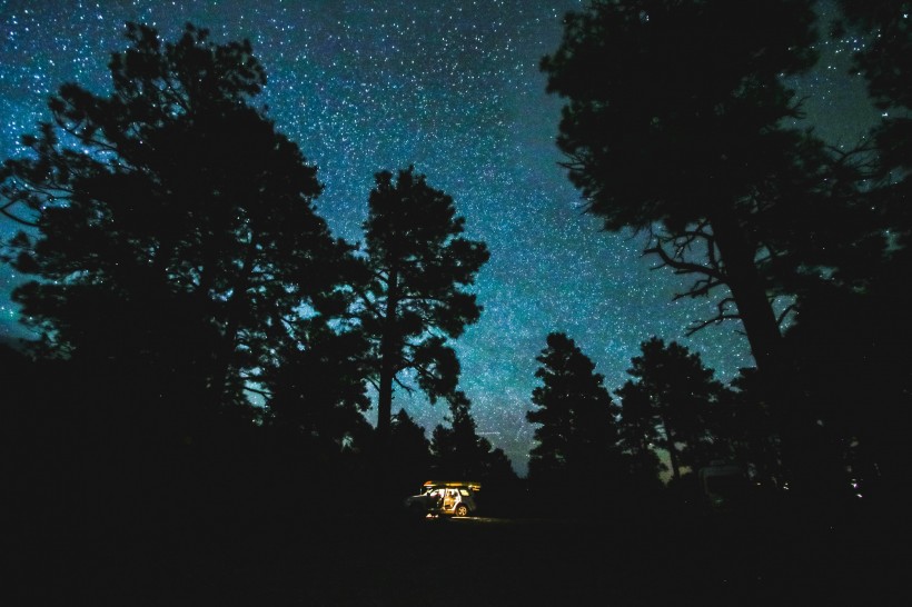 繁星點點的夜空圖片