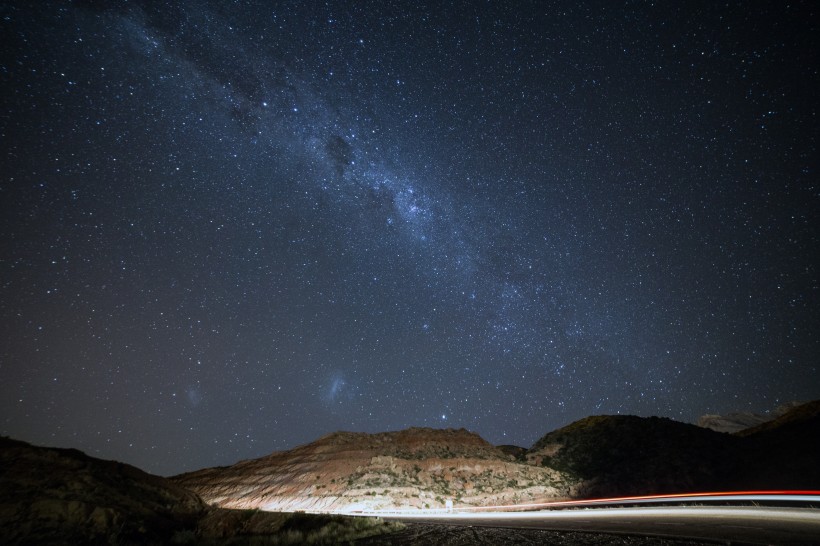 繁星點點的夜空圖片