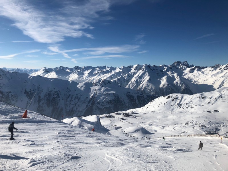 安靜的雪山滑雪場圖片