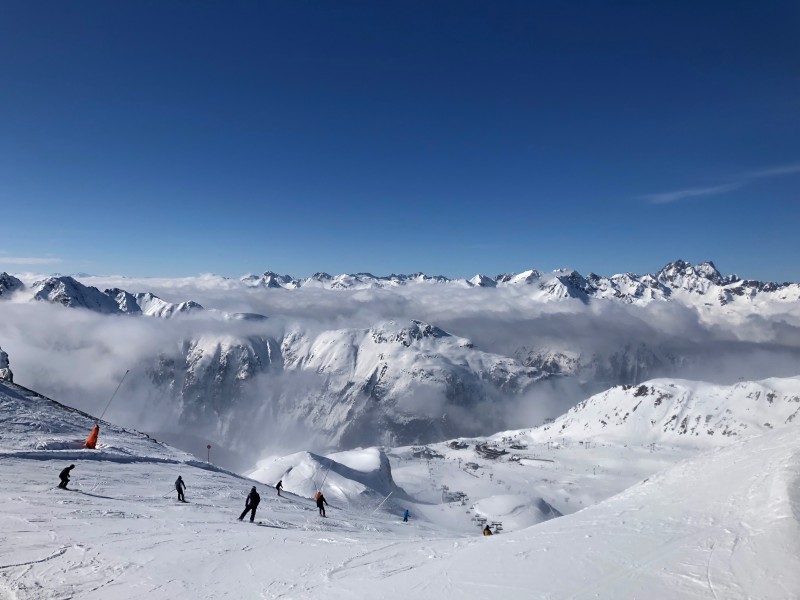 安靜的雪山滑雪場圖片