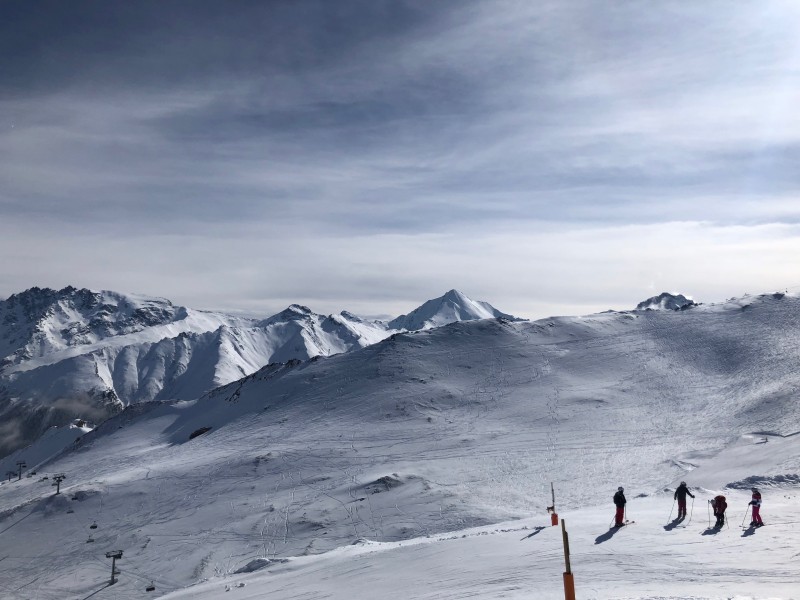 安靜的雪山滑雪場圖片