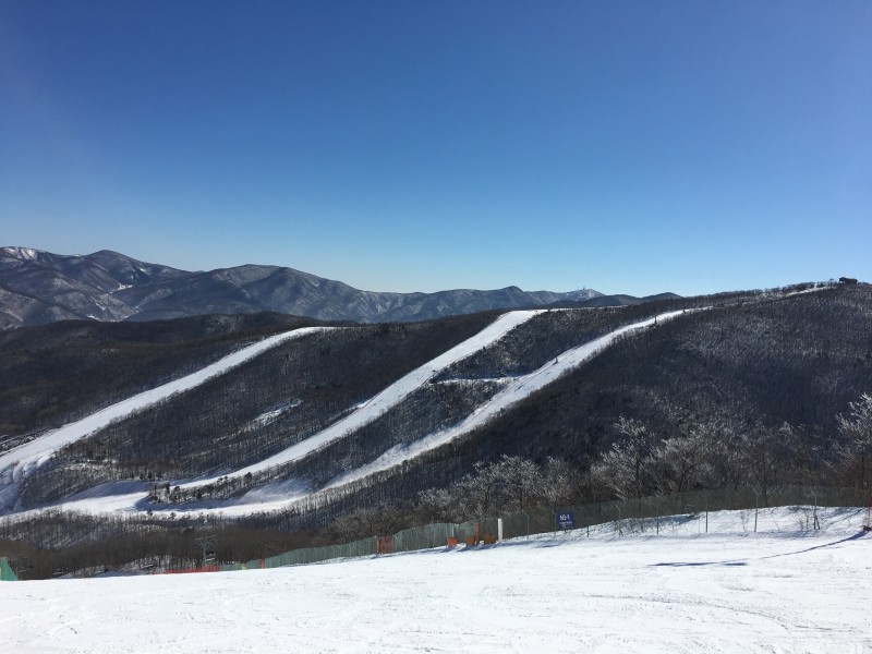 安靜的雪山滑雪場圖片