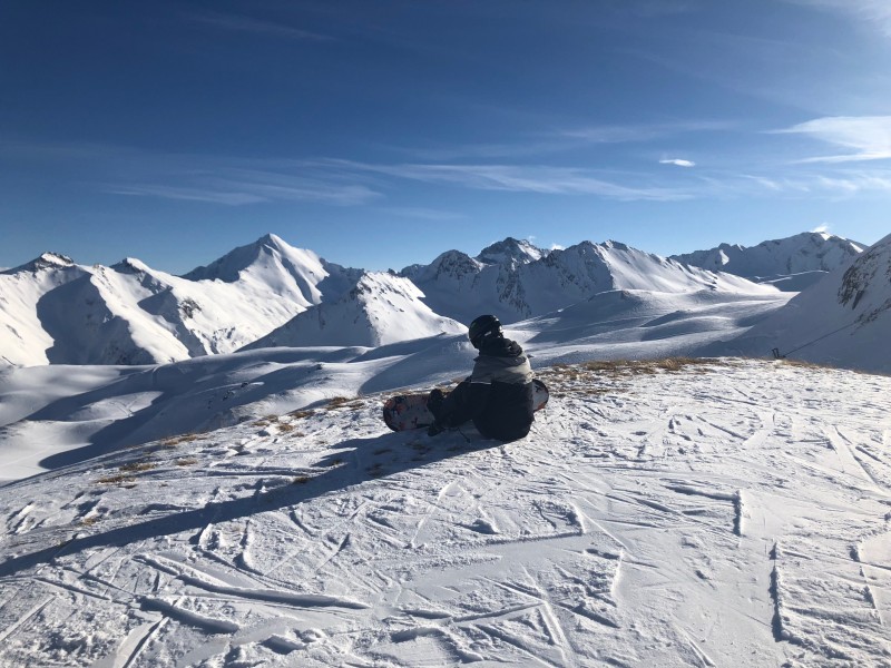 安靜的雪山滑雪場圖片