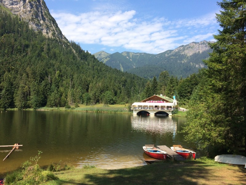 湖邊小屋風景圖片