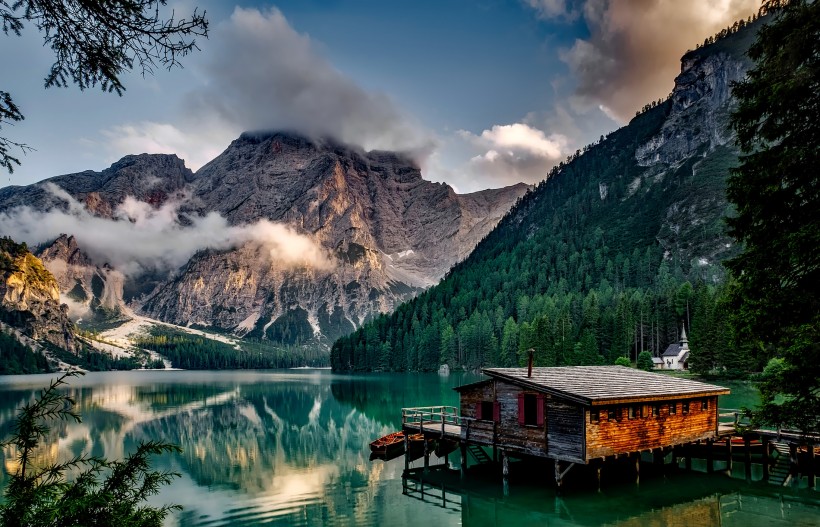 湖邊小屋風景圖片