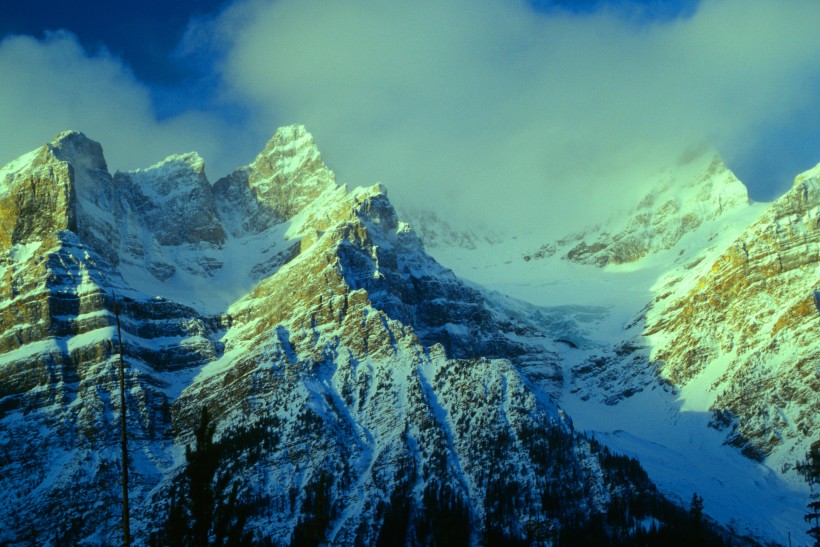 峻峭的雪山圖片