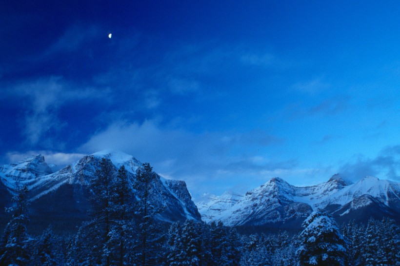 峻峭的雪山圖片