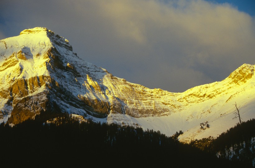 峻峭的雪山圖片
