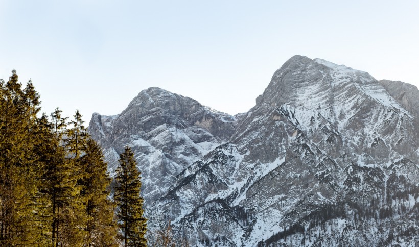 峻峭的雪山圖片